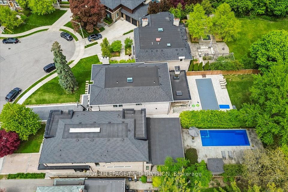 134 Rykert Crescent — 6-bedroom luxury 2-storey for sale in Leaside, Toronto