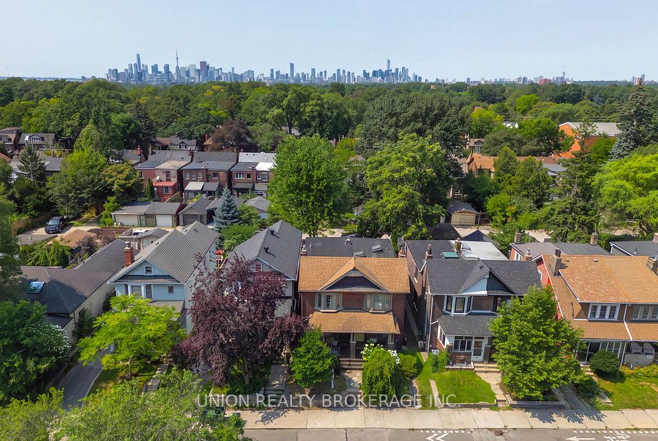 706 Woodbine Avenue — 3-bedroom freehold for sale in Woodbine Corridor, Toronto