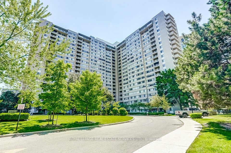 3590 Kaneff Crescent 402 — 3-bedroom condo for sale in Mississauga Valleys, Toronto
