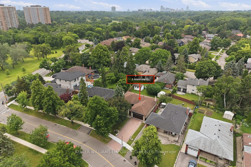 5 Allanhurst Drive — 3-bedroom freehold for sale in Edenbridge-Humber Valley, Toronto