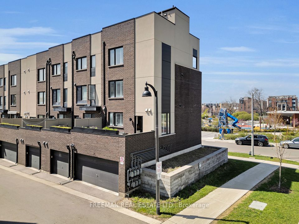 17 Locust Lodge Gardens — 5-bedroom townhouse for sale in Downsview-Roding-CFB, Toronto