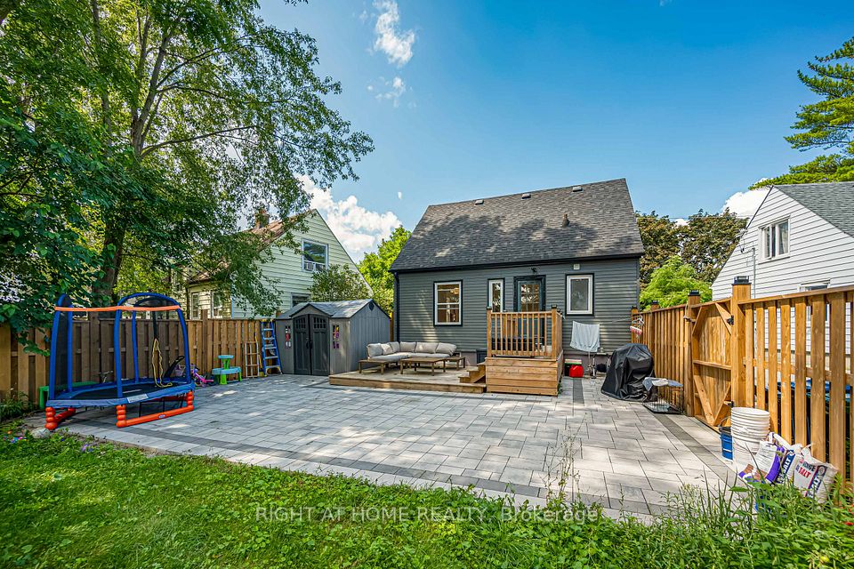 121 Hearst Circle — 4-bedroom freehold for sale in Brookhaven-Amesbury, Toronto