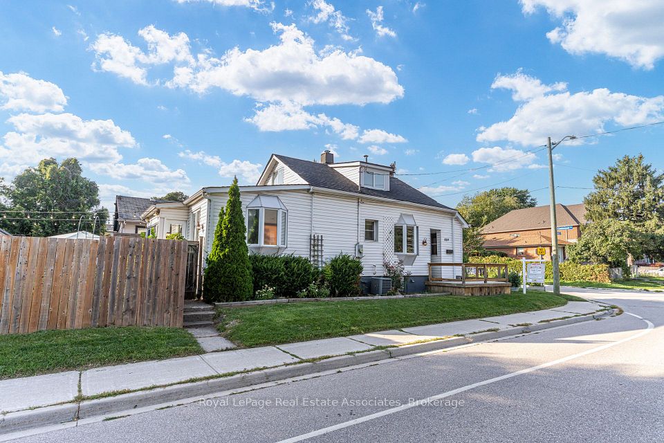 889 Third Street — 3-bedroom freehold for sale in Lakeview, Mississauga