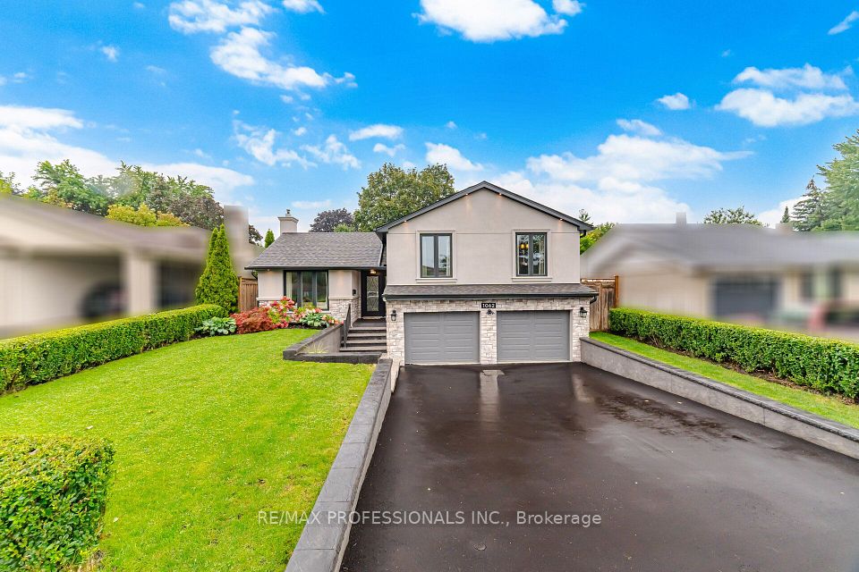 1062 Mississauga Valley Boulevard — 4-bedroom freehold for sale in Mississauga Valleys, Mississauga