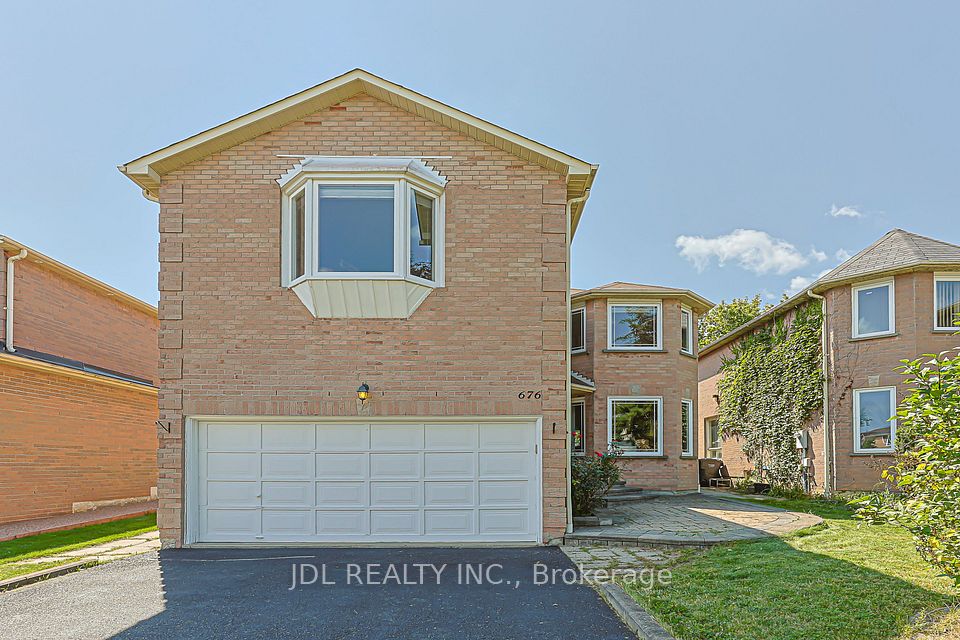 676 Ceremonial Drive — 7-bedroom freehold for sale in Hurontario, Mississauga