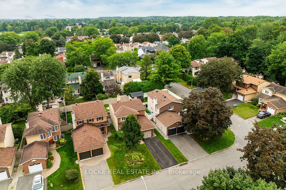 6068 Ridgelea Place — 3-bedroom two-storey for sale in Chapel Hill, Orleans
