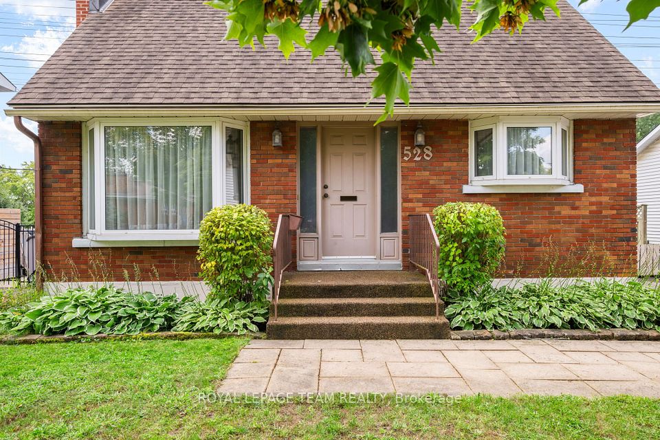 528 Browning Avenue — 3-bedroom two-storey with pool for sale in Riverview Park, Ottawa
